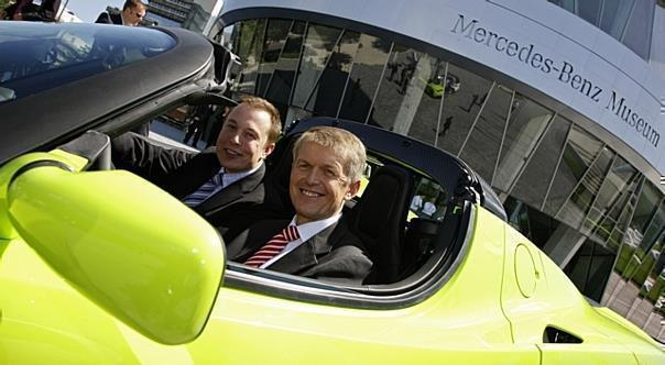 Dr. Thomas Weber und Tesla-Chef Elon Musk (links) im Tesla Roadster. Foto: UnitedPictures